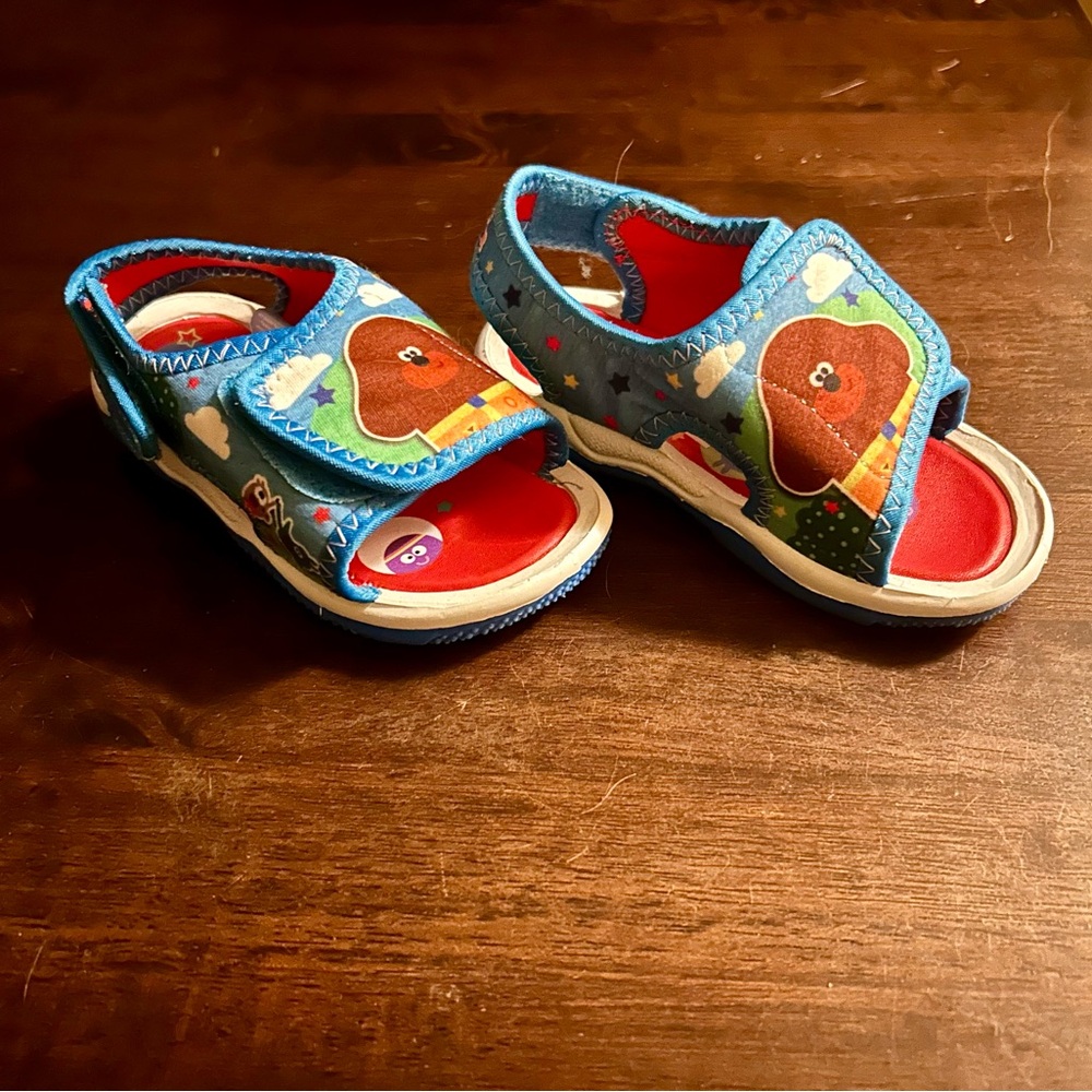 Hey Duggee size EURO 24 (size 8 USA)